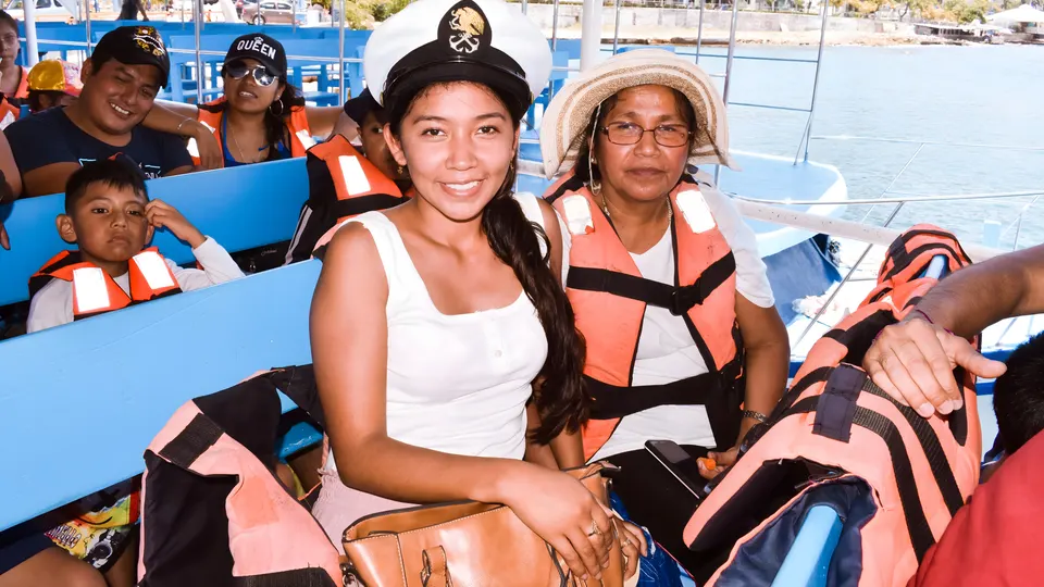 Grupo celebrando a bordo del yate en Acapulco