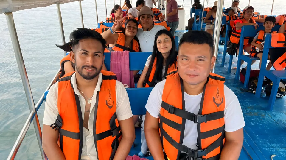 Grupo de pasajeros con chalecos a bordo de Yates Dinka
