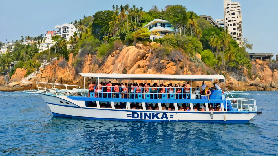Yate con fondo de cristal de Yates Dinka navegando junto a la costa de Acapulco