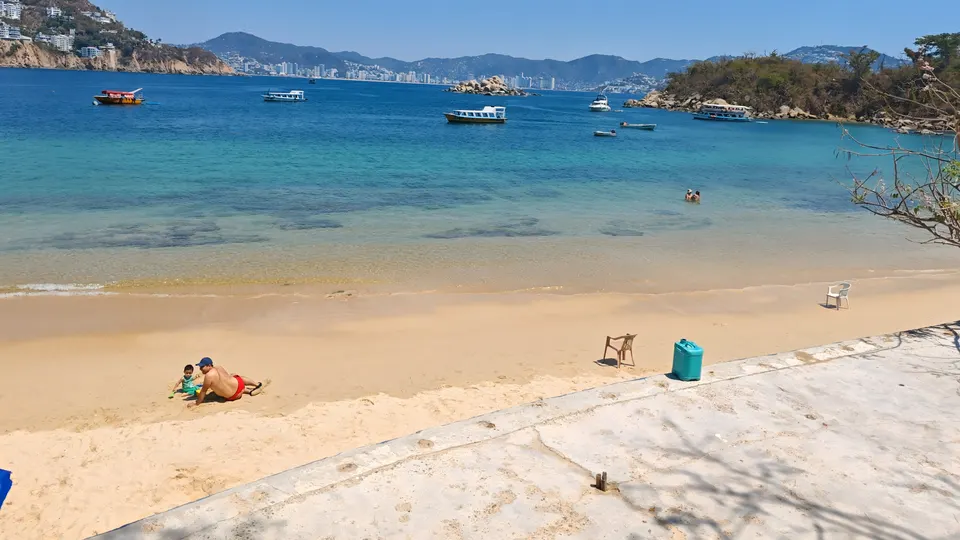 Playa principal de Isla La Roqueta con agua turquesa, Acapulco