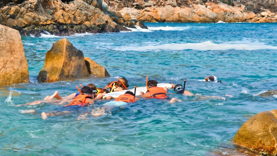 Snorkel guiado con chalecos en las aguas cristalinas de Isla La Roqueta