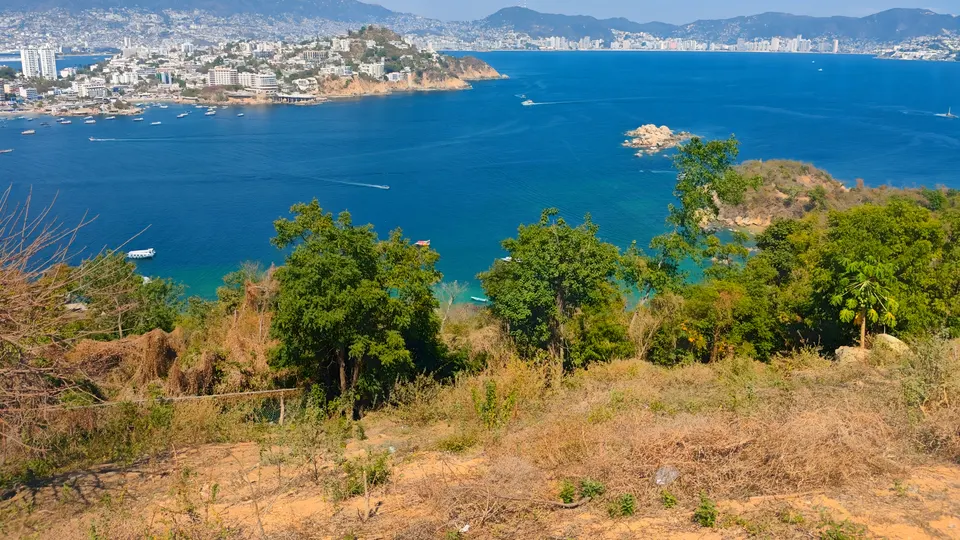 Vista panorámica de la Bahía de Acapulco desde Isla La Roqueta