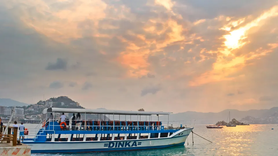 Yate de Yates Dinka en la Bahía de Acapulco al atardecer