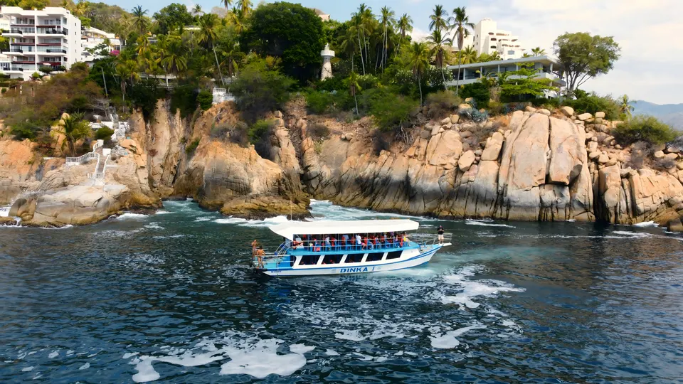 Vista aérea del yate junto a los acantilados de Acapulco