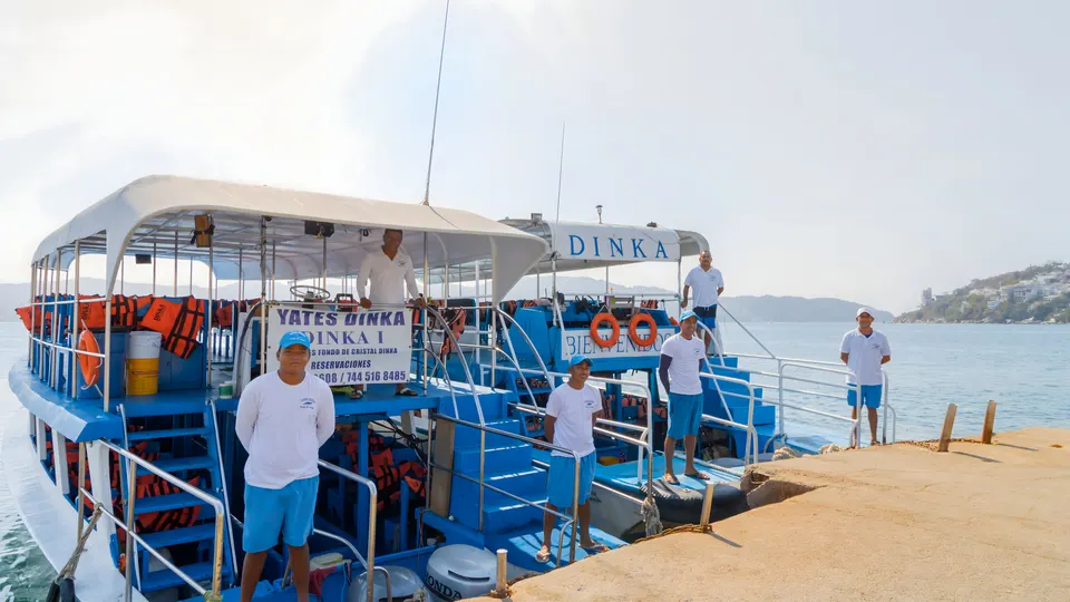 Yate de Yates Dinka listo para zarpar en el Muelle del Parque de la Reina, Acapulco