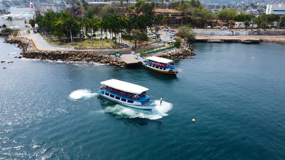 Vista aérea del yate de Yates Dinka saliendo del muelle en Acapulco